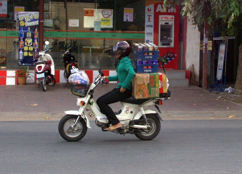 talent præst Afvise How Much Stuff Can You Fit on a Scooter? The Answer in Photos...